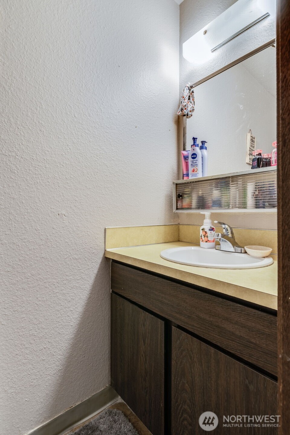1602 Delaware Street Longview, WA 98632 - Photo 16 of 40 a bathroom with a sink and a mirror