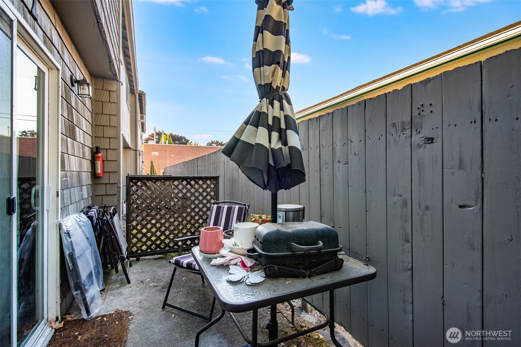 1602 Delaware Street Longview, WA 98632 - Photo 17 of 40 a backyard of a house with table and chairs
