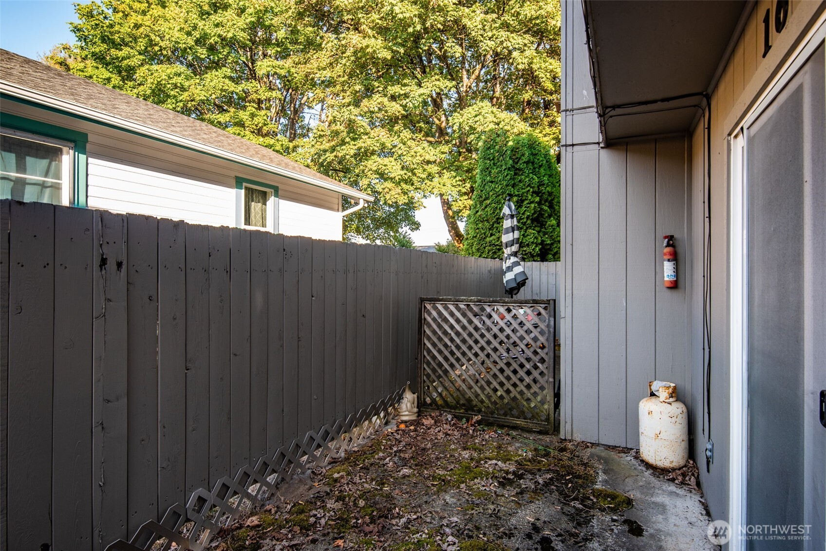 1602 Delaware Street Longview, WA 98632 - Photo 24 of 40 a view of a back yard from a wooden fence