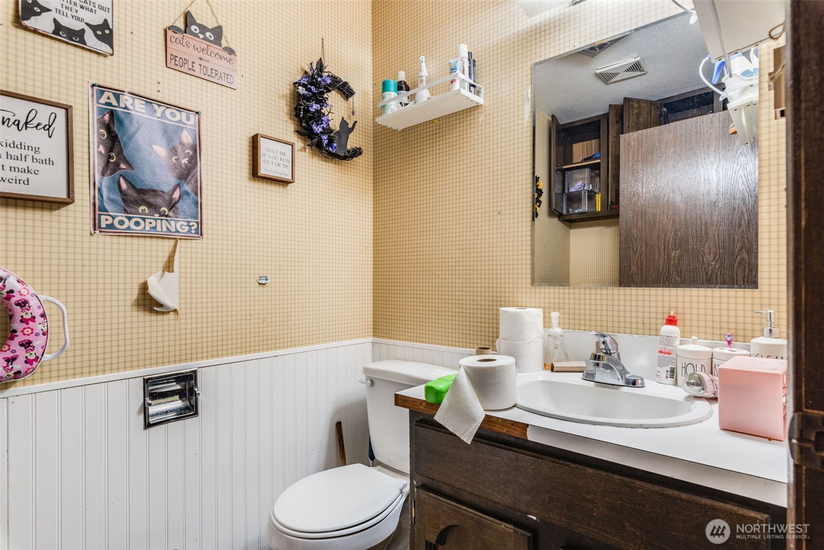 1602 Delaware Street Longview, WA 98632 - Photo 32 of 40 a bathroom with a sink mirror and toilet