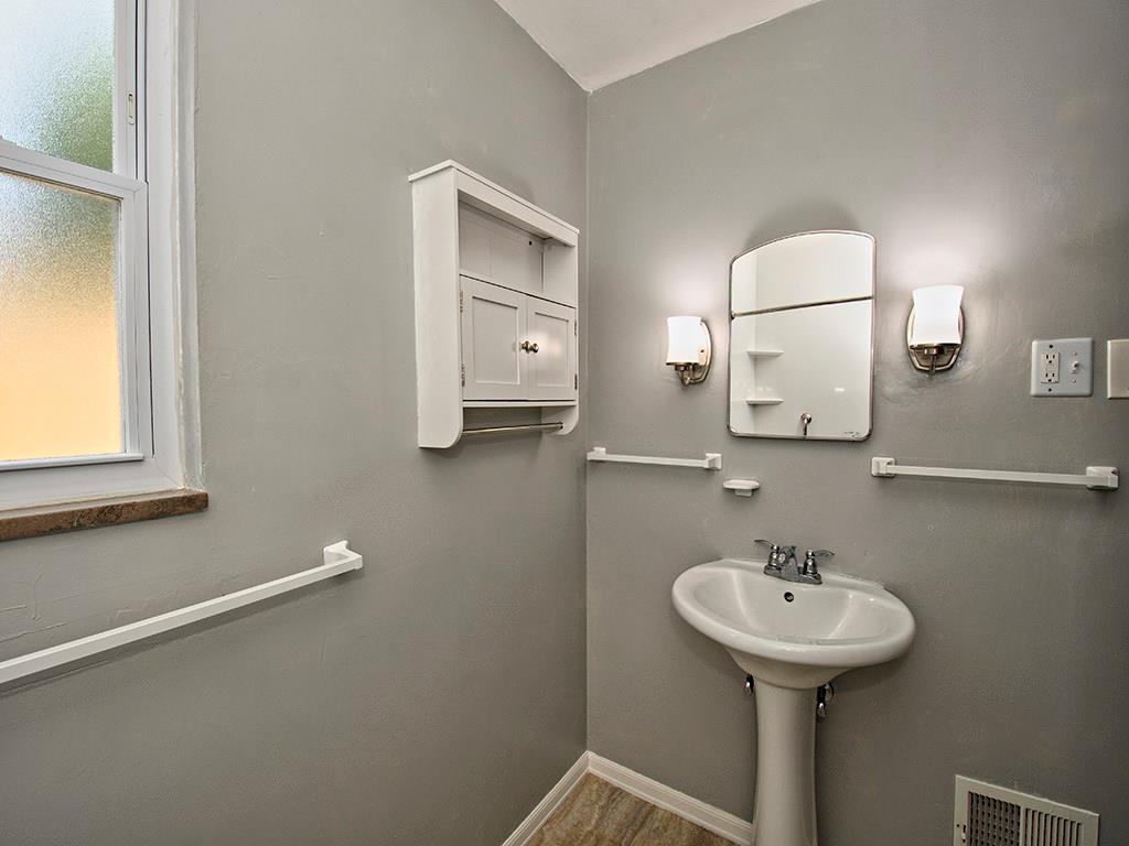 135 Harding Road Pittsburgh, PA 15229 - Photo 13 of 21 Gallery Image 13