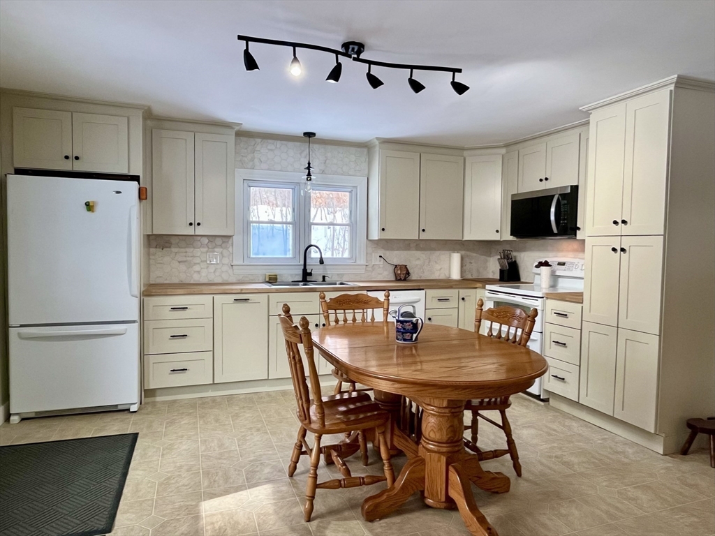 19 Arnold Road Sturbridge, MA 01518 - Photo 4 of 21 Gallery Image 4