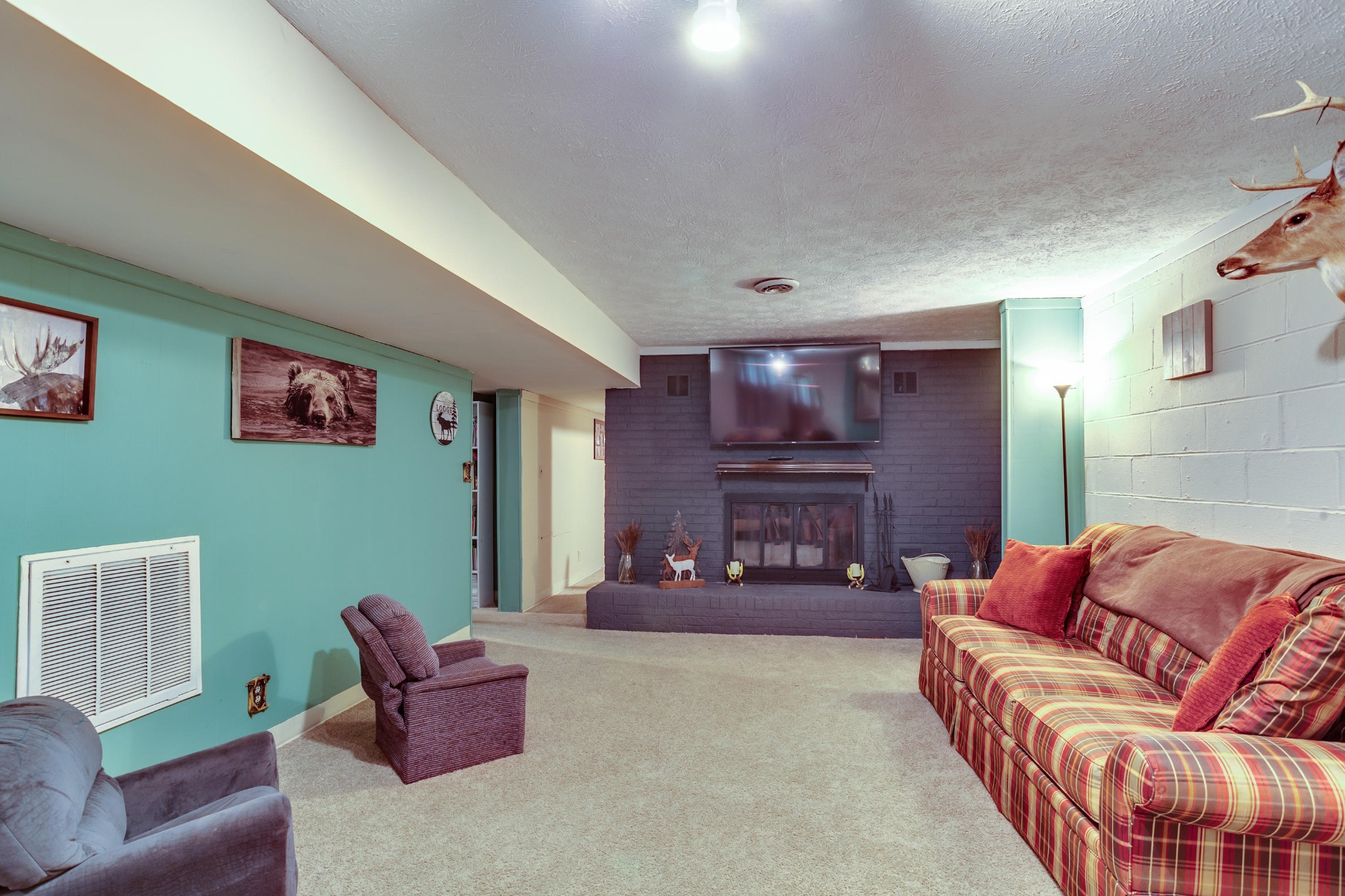 1283 Laurel Road Clinton, TN 37716 - Photo 17 of 29 a living room with furniture