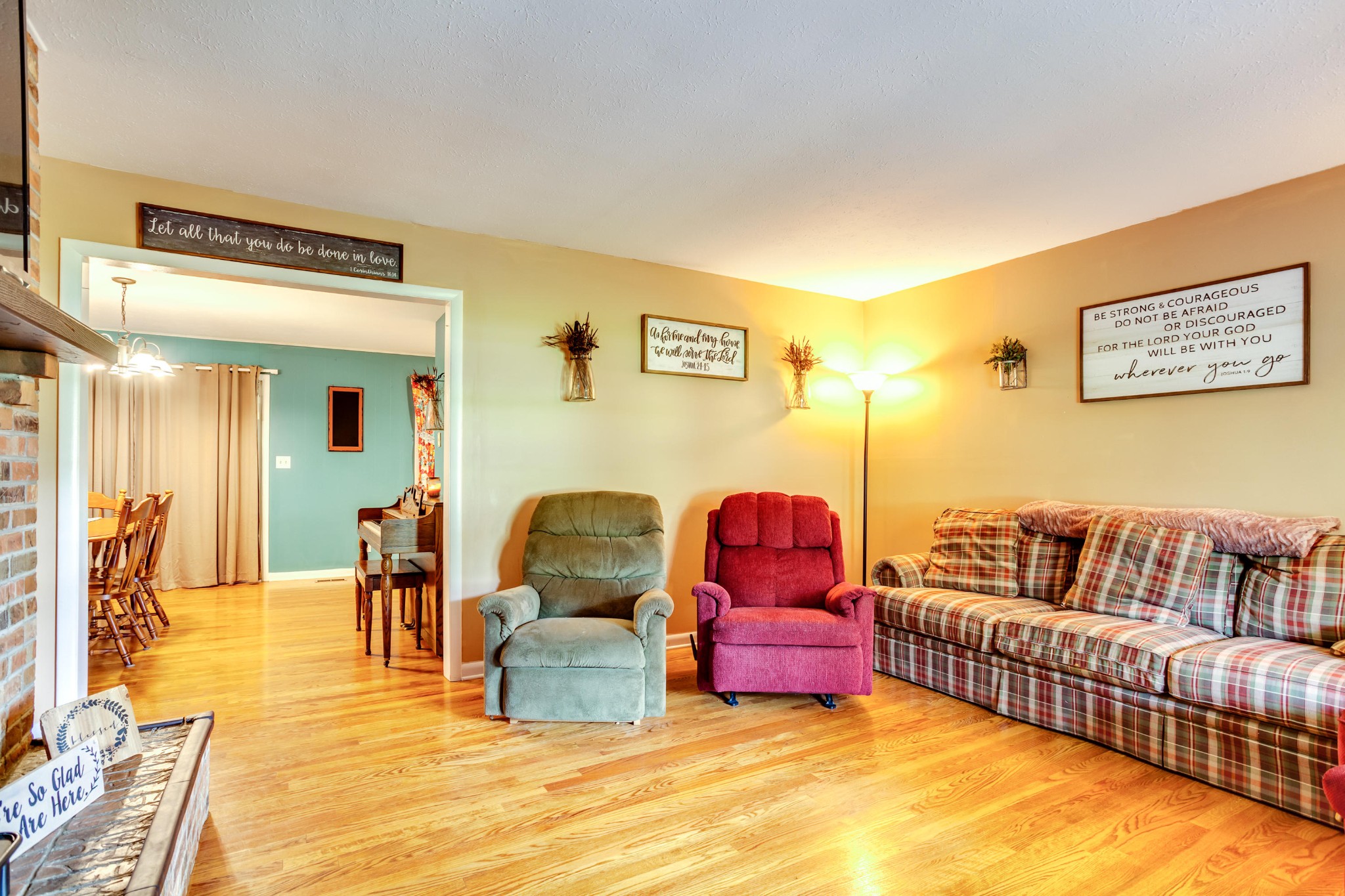 1283 Laurel Road Clinton, TN 37716 - Photo 3 of 29 a living room with furniture