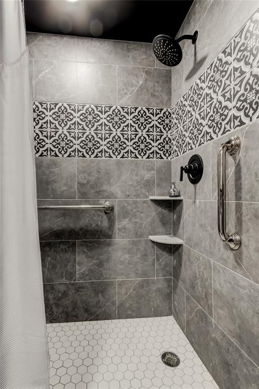 4775 Cove Circle, Unit 1105 St. Petersburg, FL 33708 - Photo 11 of 40 a bathroom with a shower
