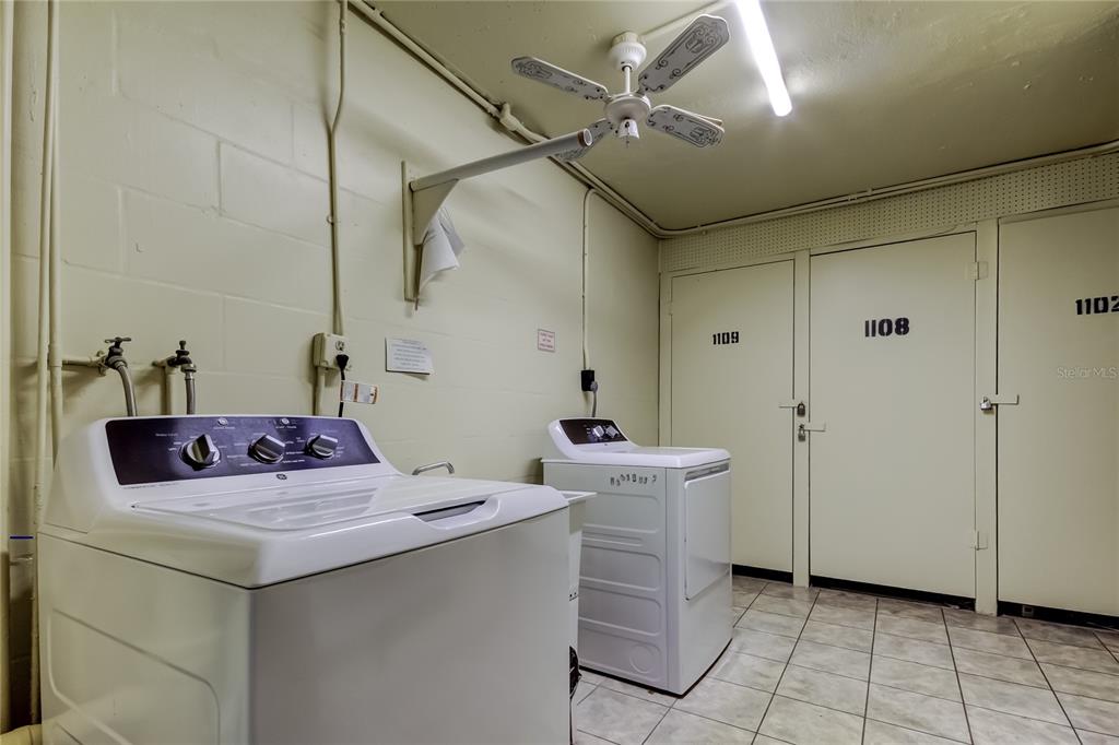 4775 Cove Circle, Unit 1105 St. Petersburg, FL 33708 - Photo 22 of 40 a bathroom with a sink and a mirror
