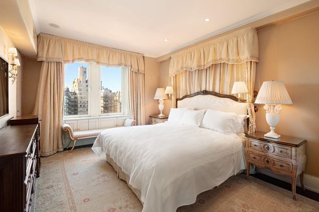 35 East 76th Street, Unit 1604 Manhattan, NY 10021 - Photo 3 of 10 a bedroom with a bed and a window