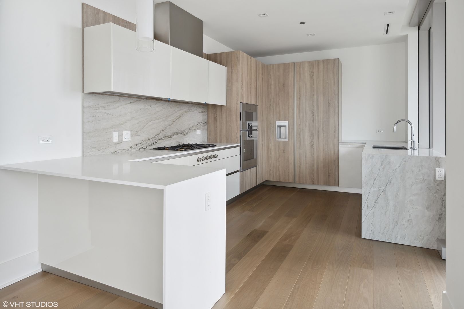 363 East Wacker Drive, Unit 2709 Chicago, IL 60601 - Photo 2 of 25 a kitchen with a stove a refrigerator and a cabinets