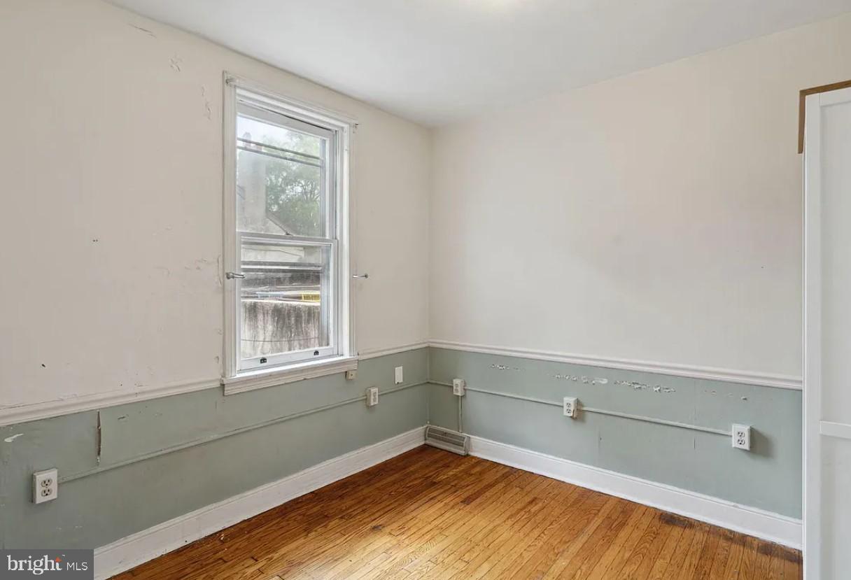 803 North 5th Street Philadelphia, PA 19123 - Photo 10 of 19 a view of empty room with window