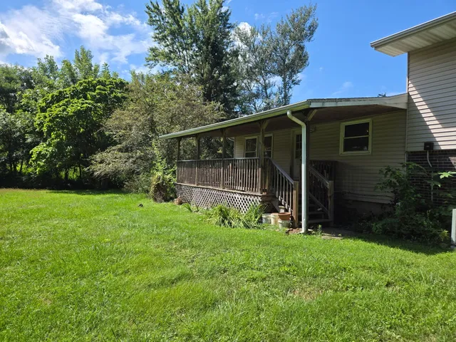 a view of back yard of the house