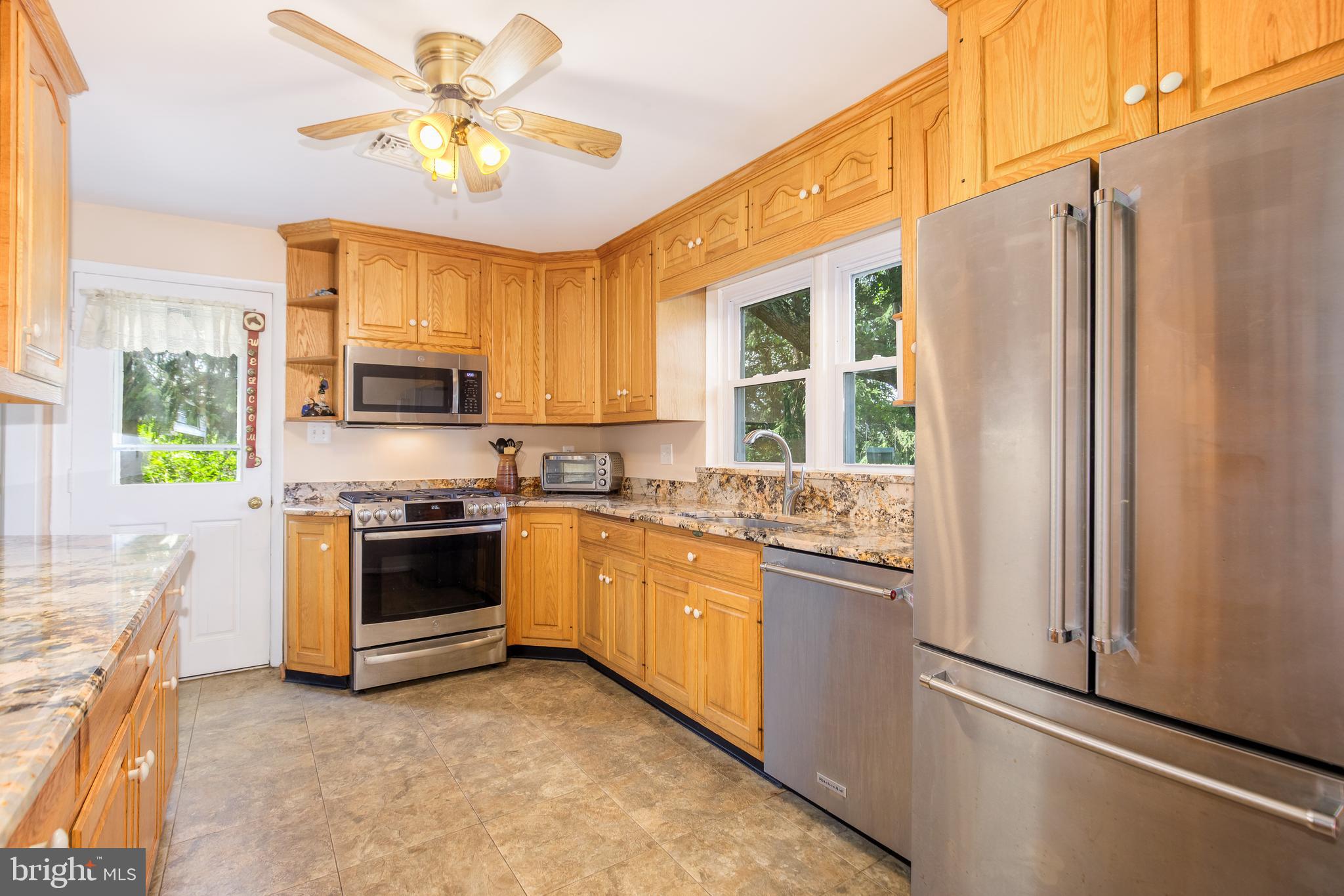 22520 Peach Tree Road Boyds, MD 20841 - Photo 24 of 50 Granite counters and stainless steel appliances