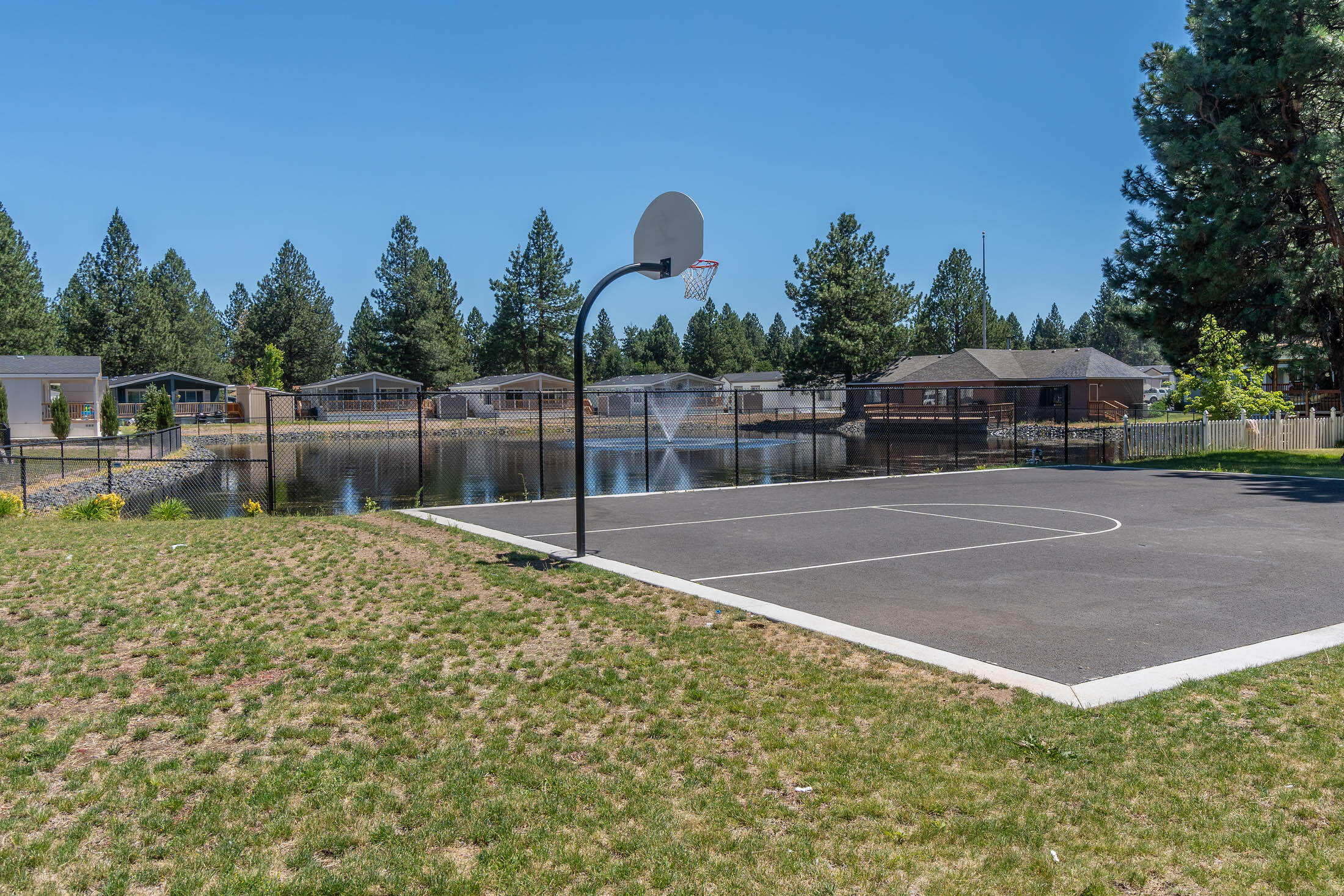61000 Brosterhous Road, Unit 516 Bend, OR 97702 - Photo 27 of 31 community sport court