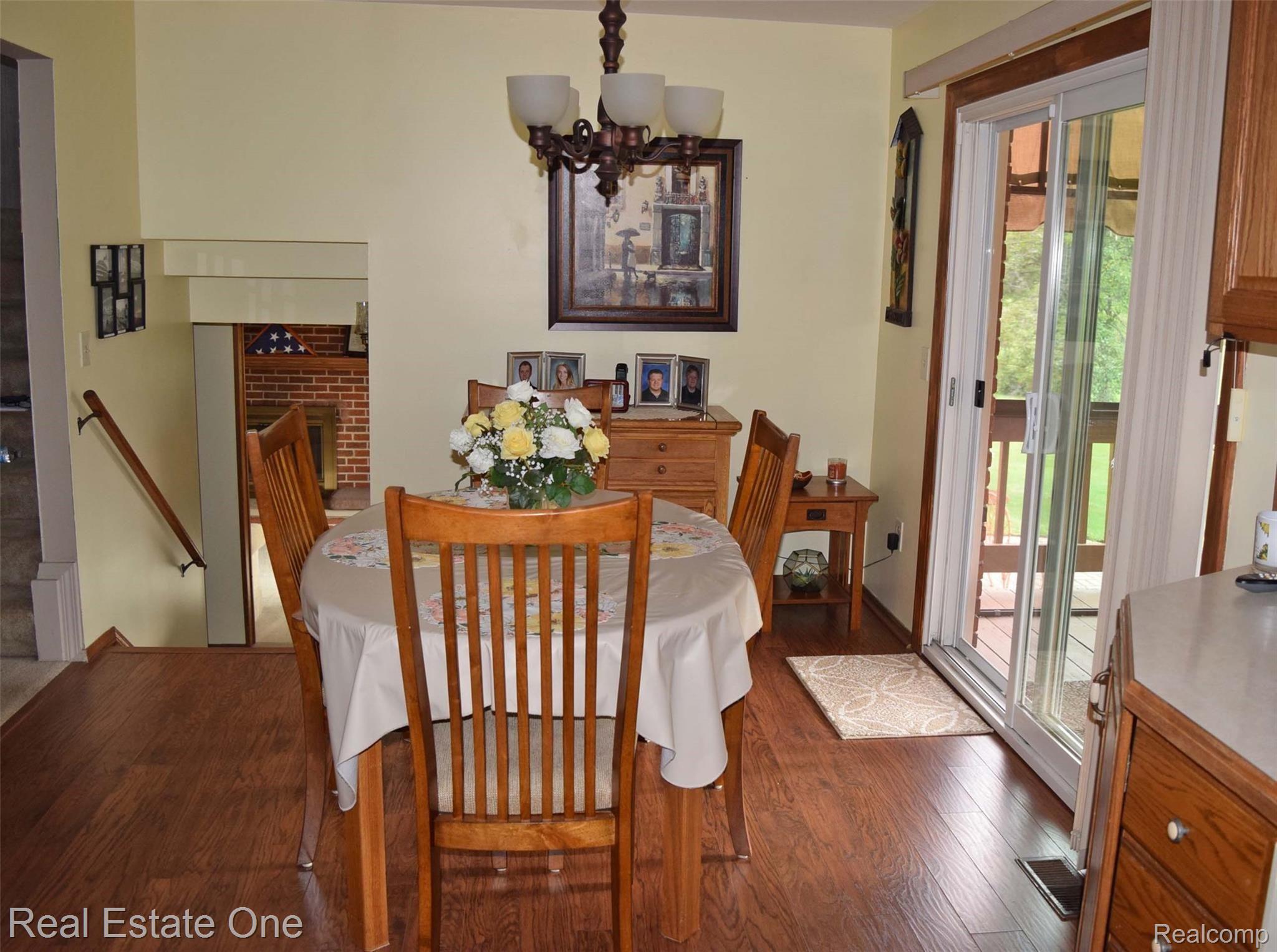 450 Taylor Road Brighton, MI 48114 - Photo 8 of 32 Eat-in area in the kitchen has enough room for a large table.