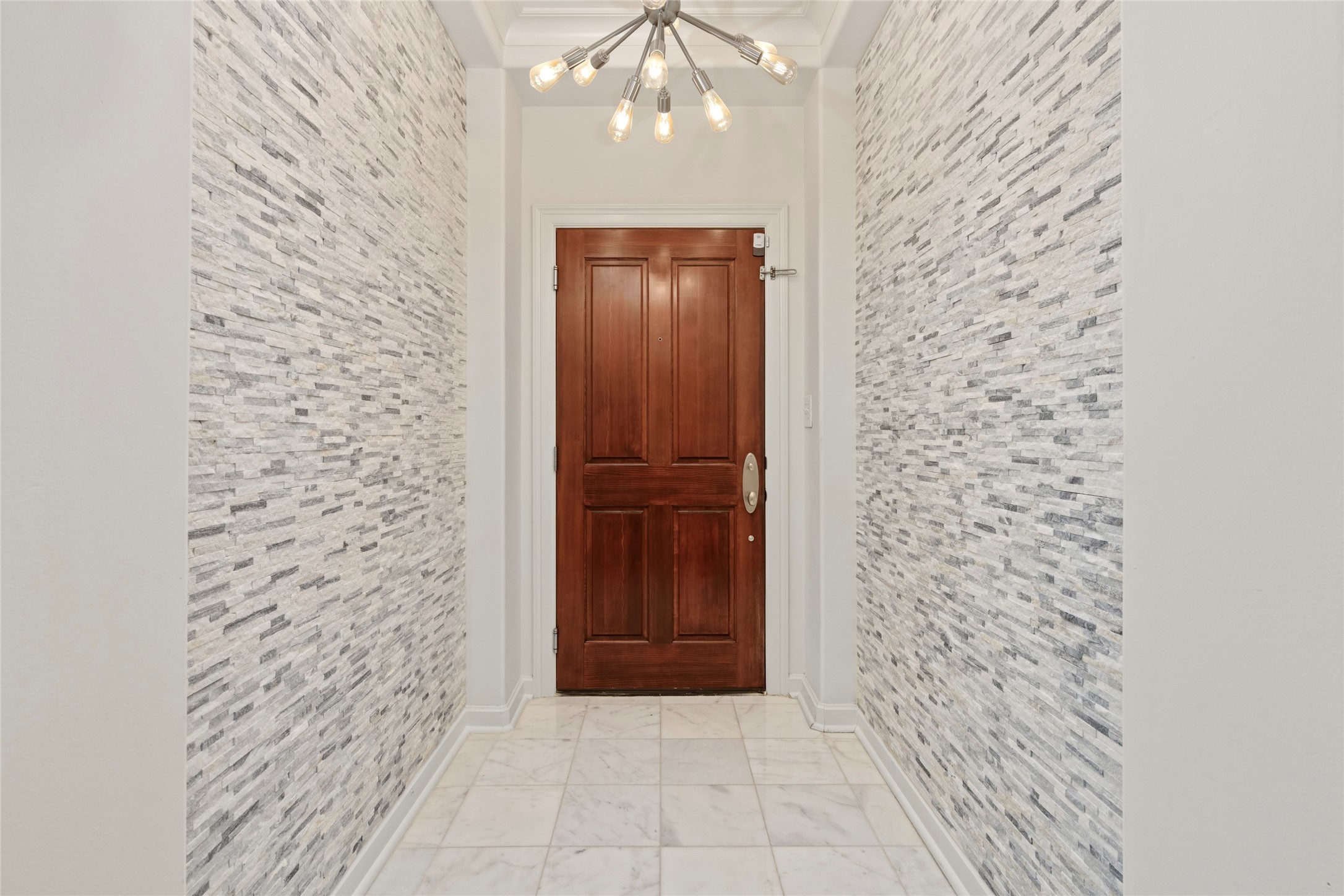 914 Main Street, Unit 1008 Houston, TX 77002 - Photo 6 of 26 The foyer welcomes you as soon as you step inside.