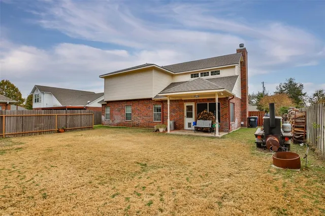 a view of a house with backyard and porch