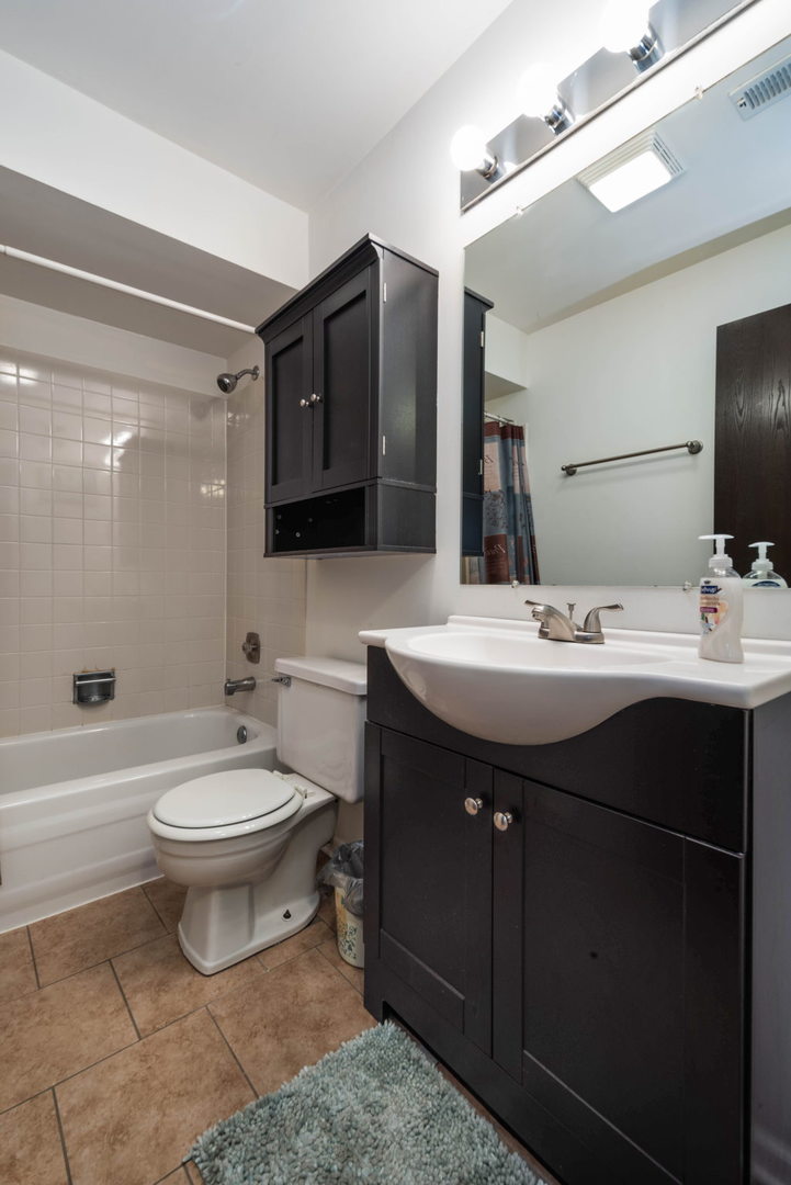 4180 Cove Lane, Unit C Glenview, IL 60025 - Photo 15 of 19 a bathroom with a sink a toilet and shower