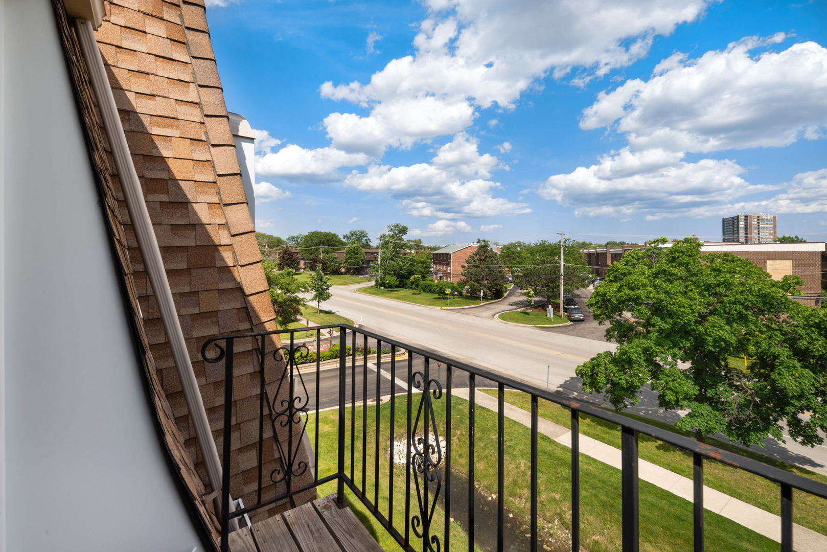 4180 Cove Lane, Unit C Glenview, IL 60025 - Photo 4 of 19 a view of balcony with wooden floor and fence