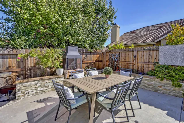a view of a house with back yard