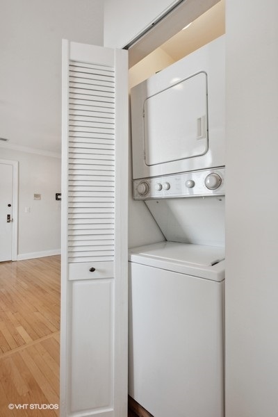 1137 West Grace Street, Unit 2E Chicago, IL 60613 - Photo 9 of 11 a view of washer and dryer