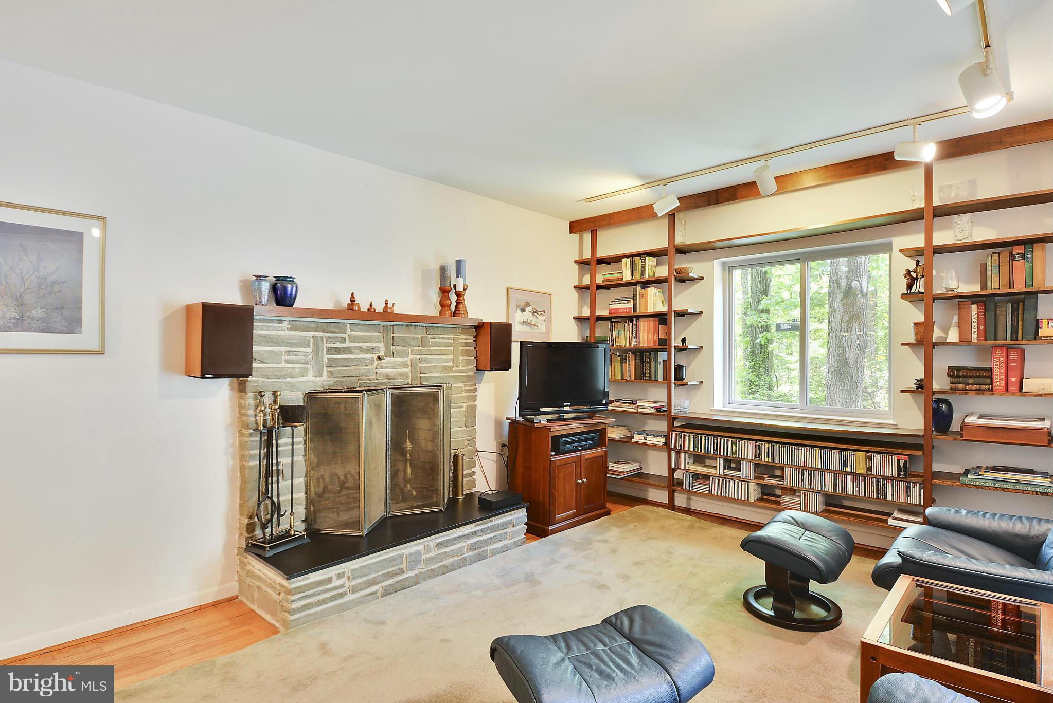 1541 Inlet Court Reston, VA 20190 - Photo 8 of 15 Living Room