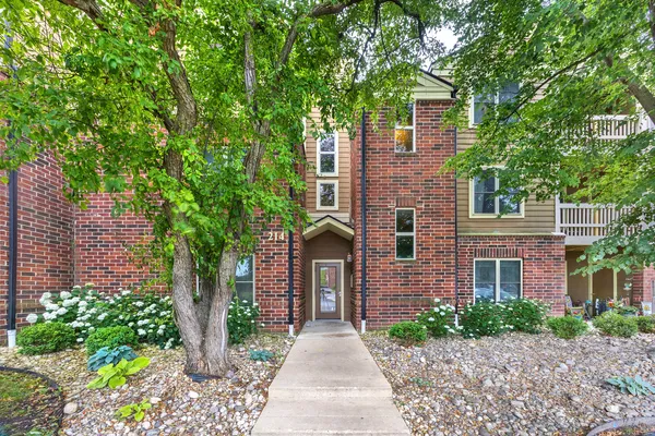 $265,000 | 214 Glengarry Drive, Unit 201, Bloomingdale, IL 60108