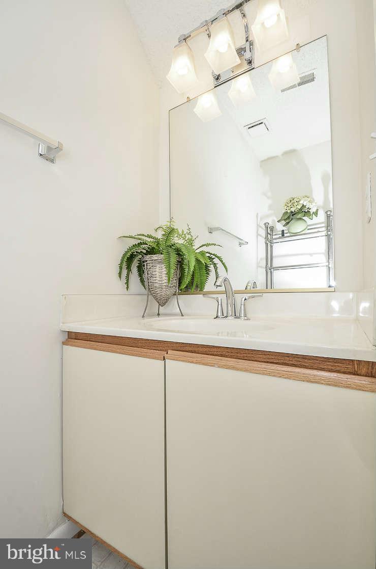 1445 Newport Spring Court Reston, VA 20194 - Photo 15 of 17 Bath