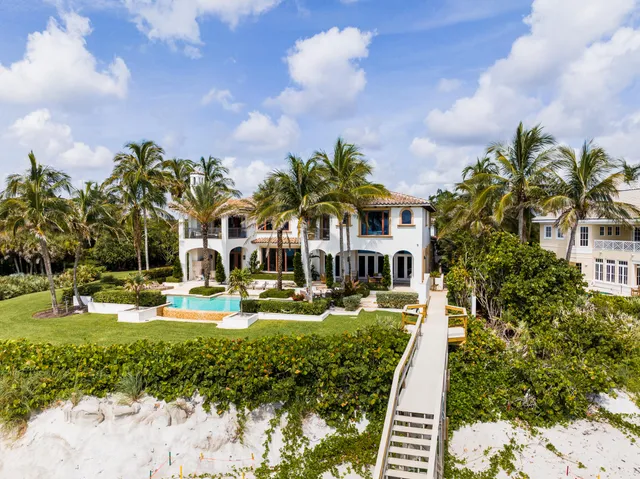 a view of residential houses with a yard