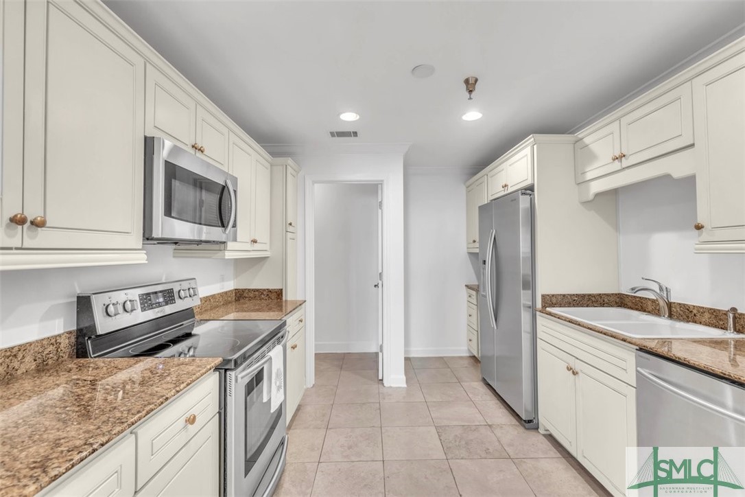 700 Wilmington Island Road, Unit 102 Savannah, GA 31410 - Photo 11 of 41 Kitchen