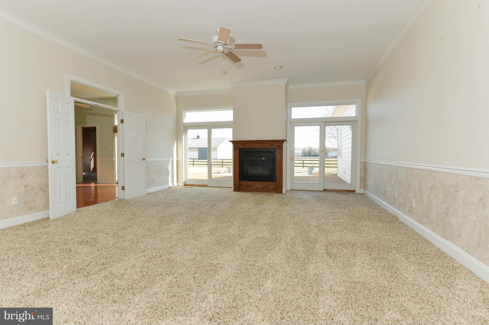 360 Christopher Road Warwick, MD 21912 - Photo 21 of 27 Great room with gas Fireplace