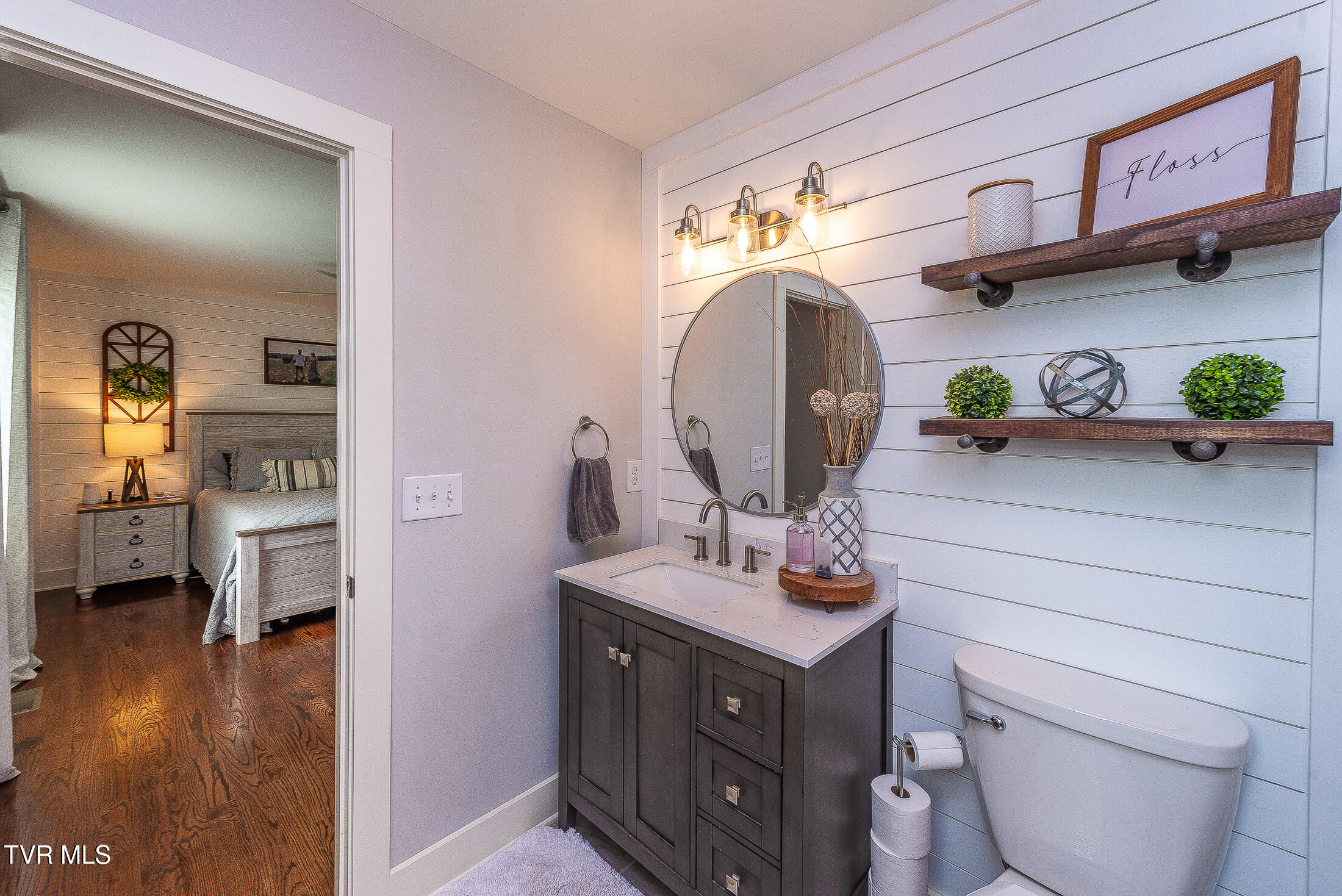 957 Mitchell Road Kingsport, TN 37663 - Photo 11 of 38 Primary Bath