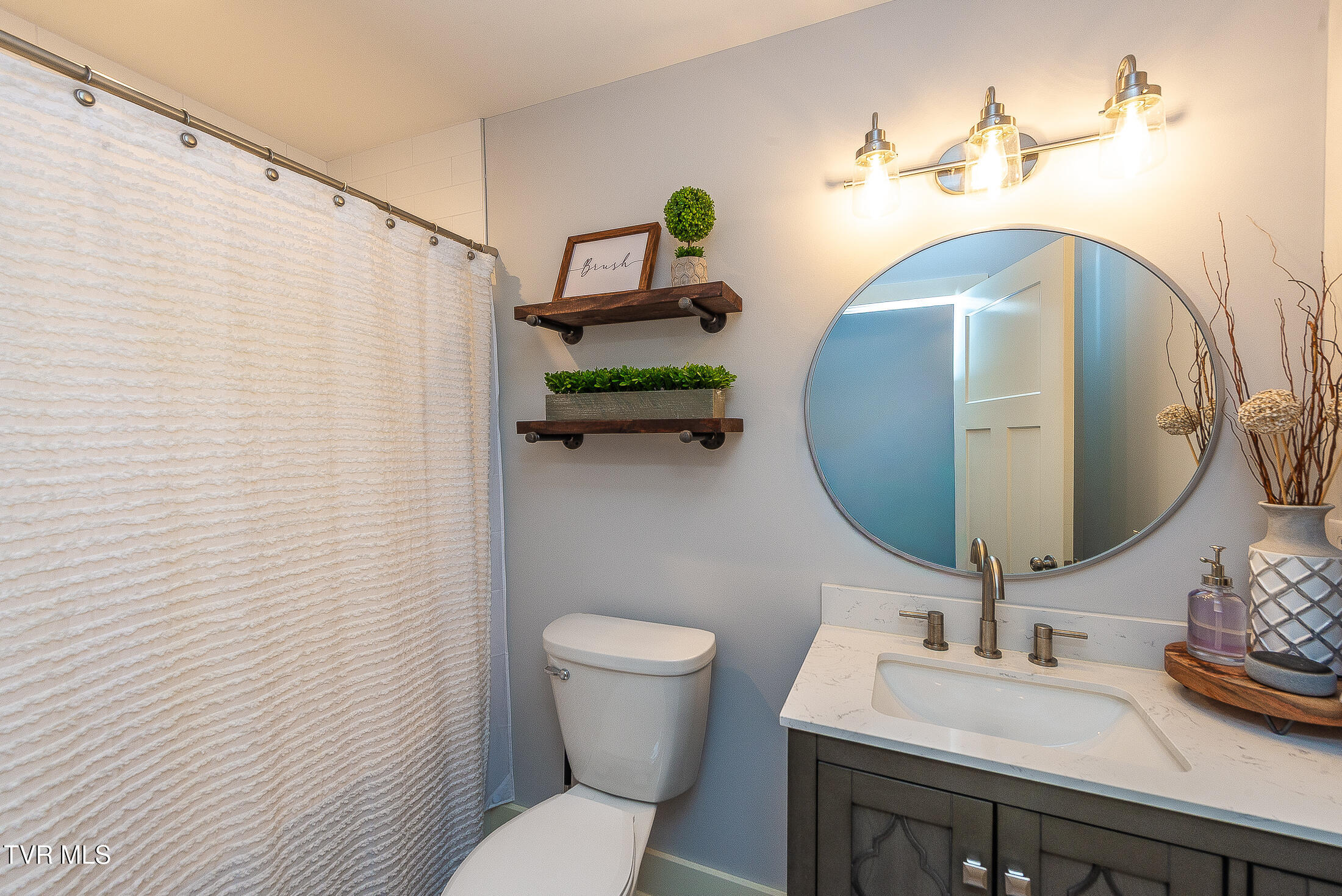 957 Mitchell Road Kingsport, TN 37663 - Photo 15 of 38 Hall Bath