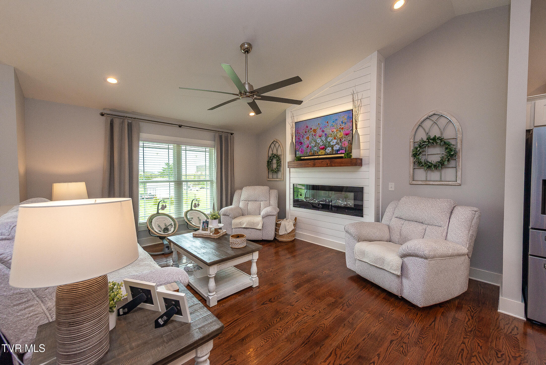 957 Mitchell Road Kingsport, TN 37663 - Photo 2 of 38 Living Room