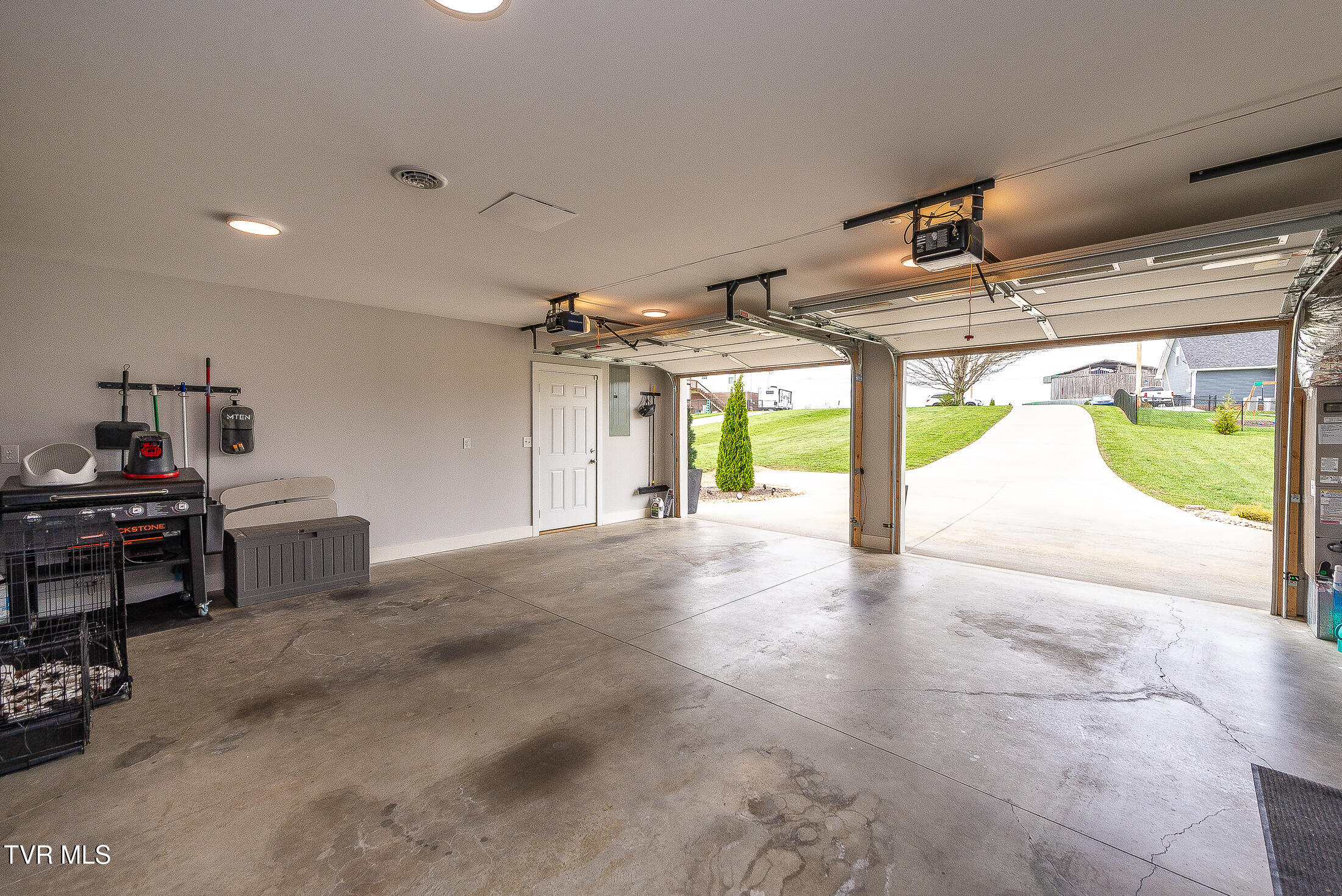 957 Mitchell Road Kingsport, TN 37663 - Photo 23 of 38 Garage