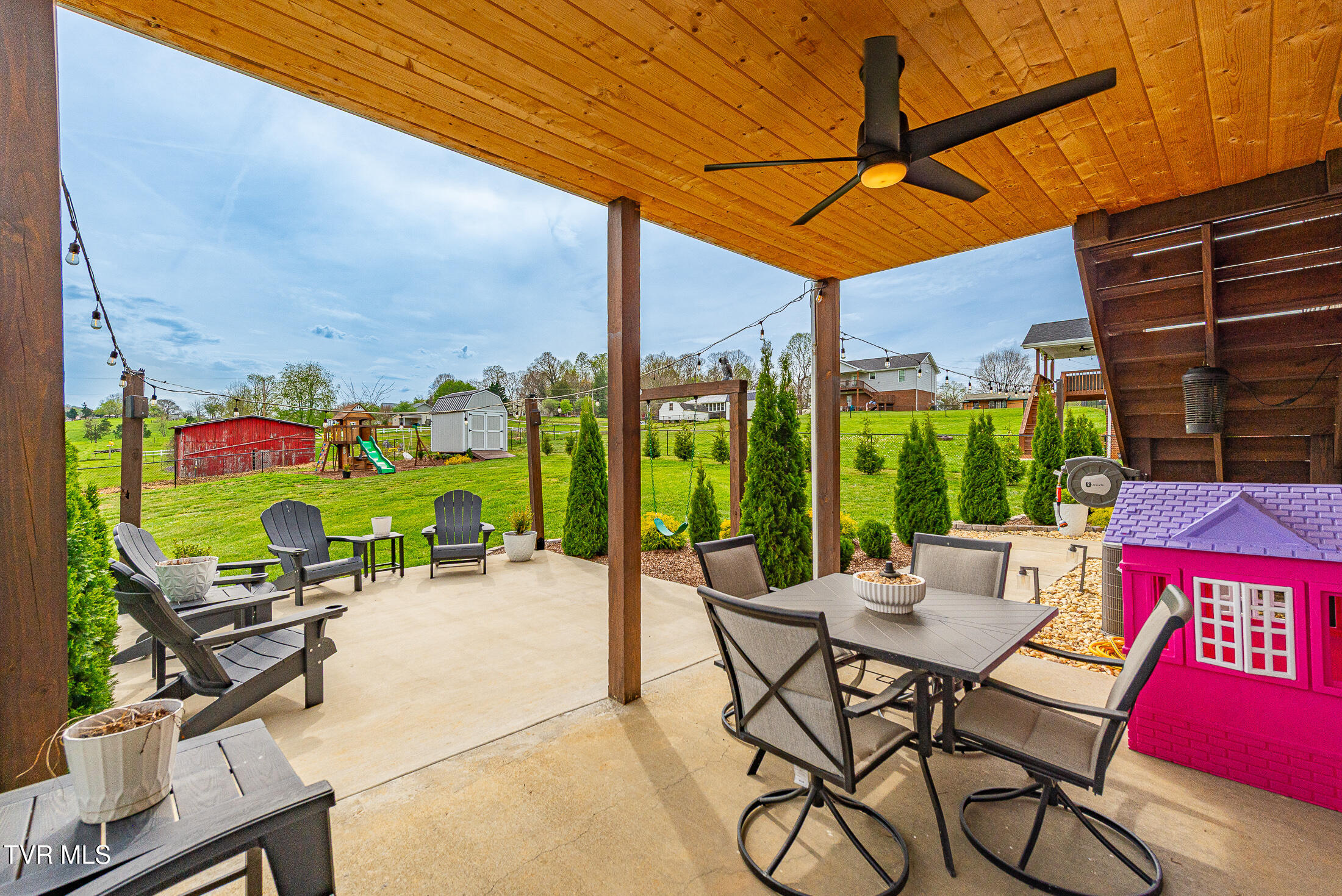 957 Mitchell Road Kingsport, TN 37663 - Photo 34 of 38 Covered Patio