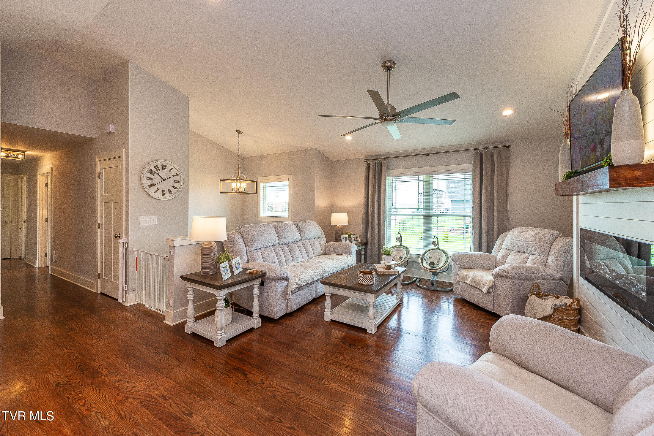 957 Mitchell Road Kingsport, TN 37663 - Photo 5 of 38 Living Room