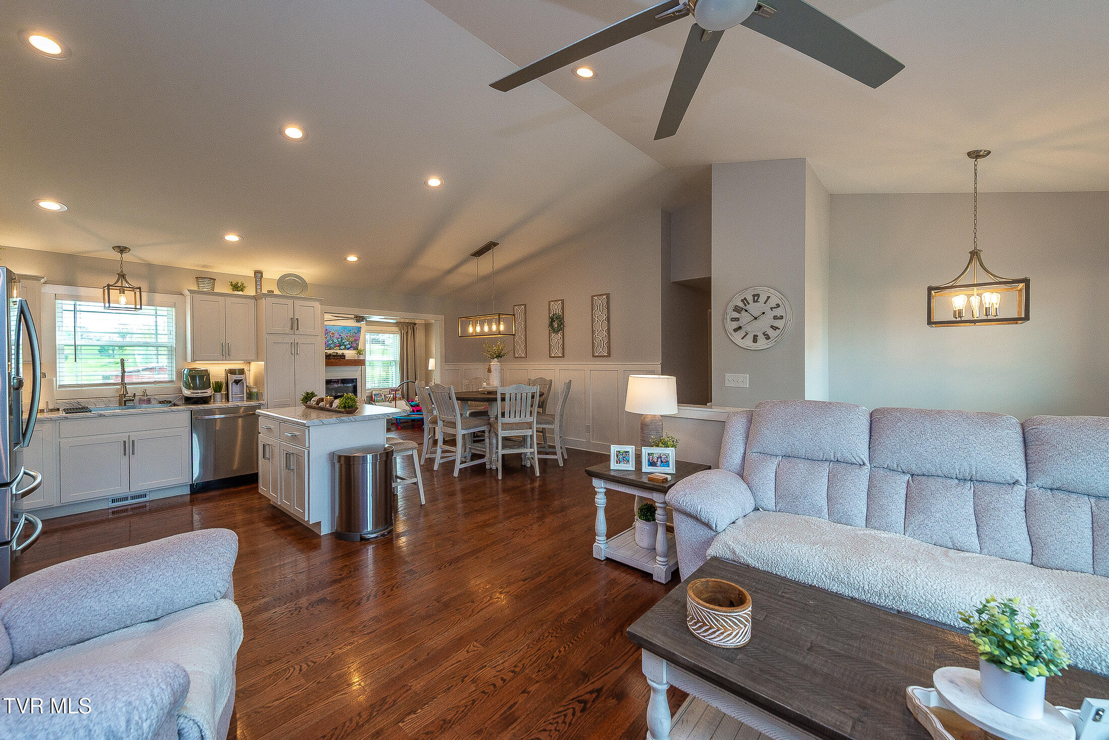 957 Mitchell Road Kingsport, TN 37663 - Photo 6 of 38 Living Room/Kitchen