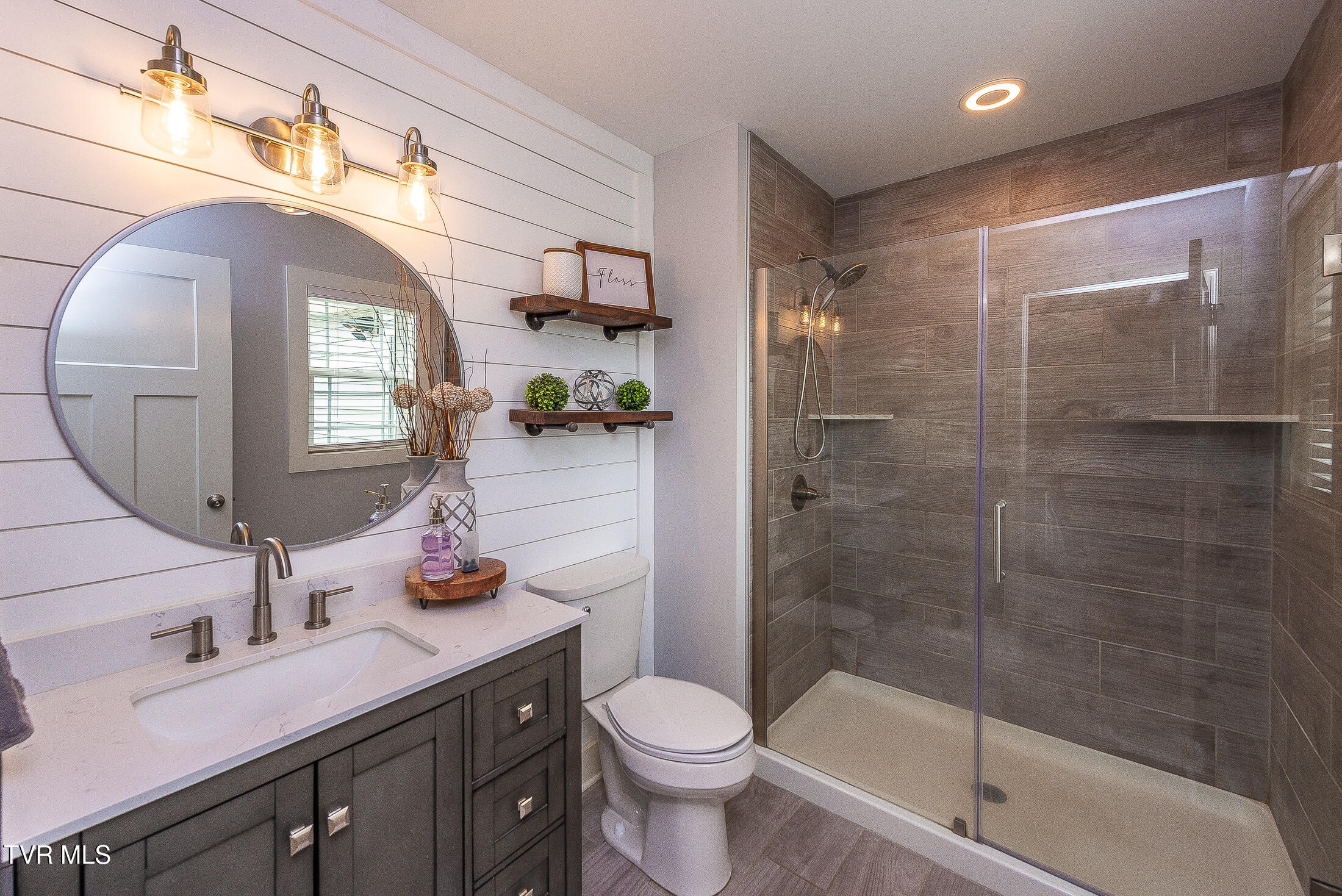 957 Mitchell Road Kingsport, TN 37663 - Photo 10 of 38 Primary Bath