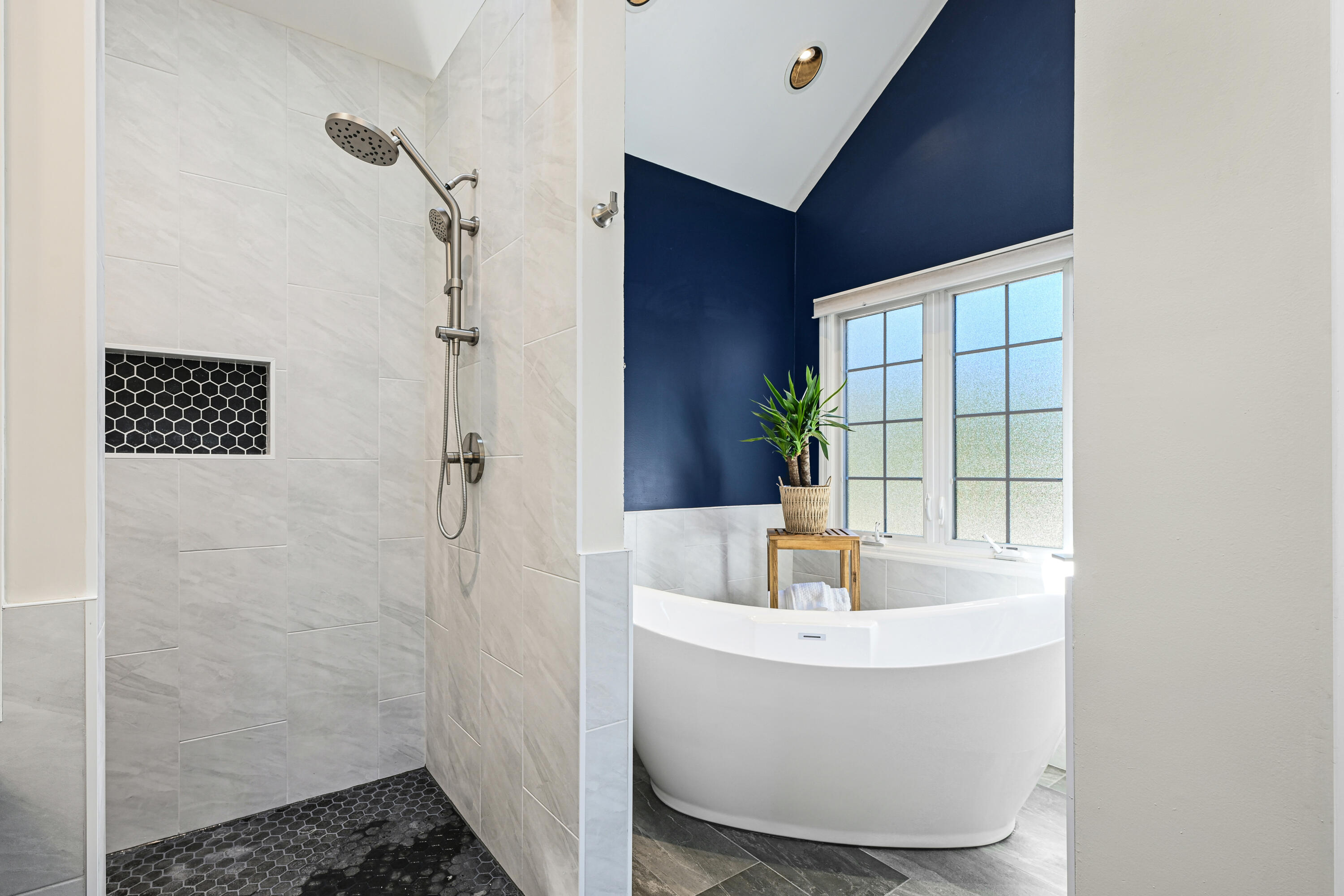 W277N3016 Rocky Point Road Pewaukee, WI 53072 - Photo 32 of 41 2nd Bath tub