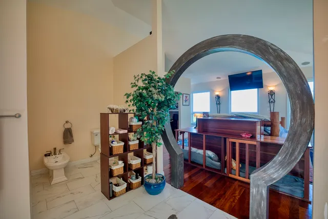 a view of livingroom with furniture
