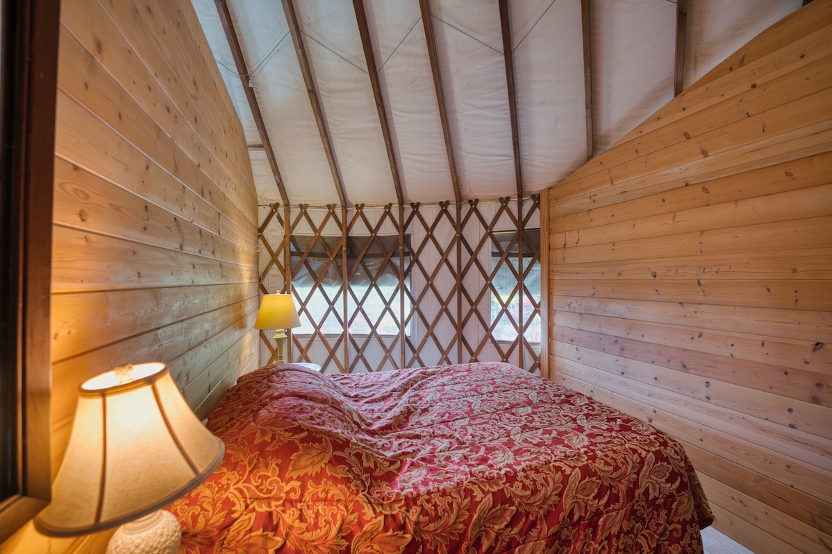 35-1655 Maulua Nui Road Papaaloa, HI 96780 - Photo 23 of 30 a bedroom with a bed and a window