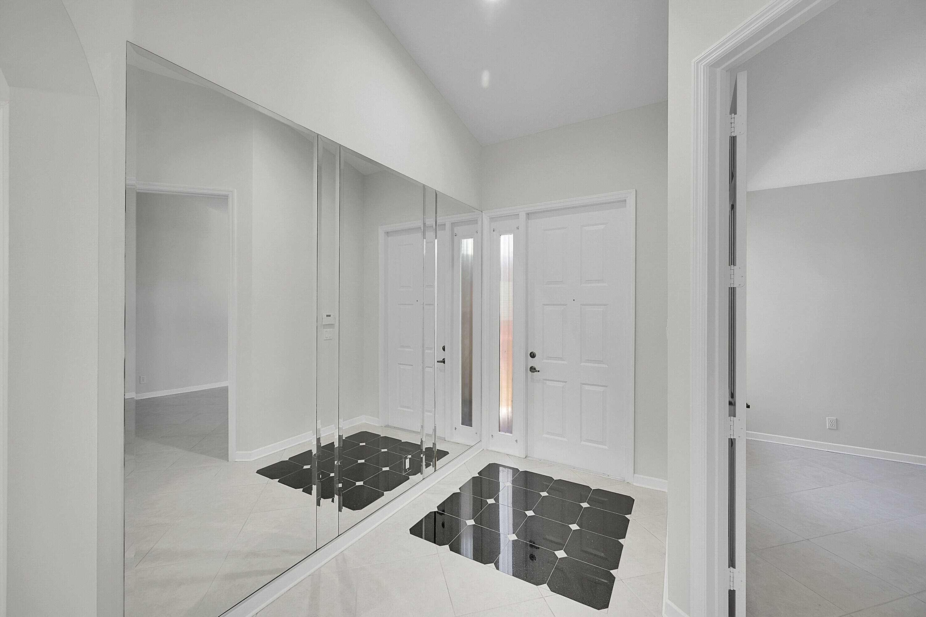 7075 Vía Genova Delray Beach, FL 33446 - Photo 4 of 30 Foyer