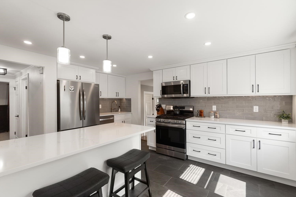 33 Griffin Road Peabody, MA 01960 - Photo 3 of 35 Gallery Image 3