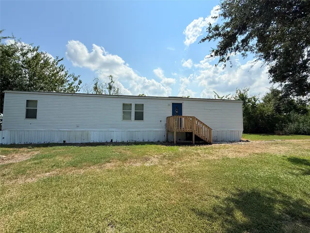 a view of a house with a backyard