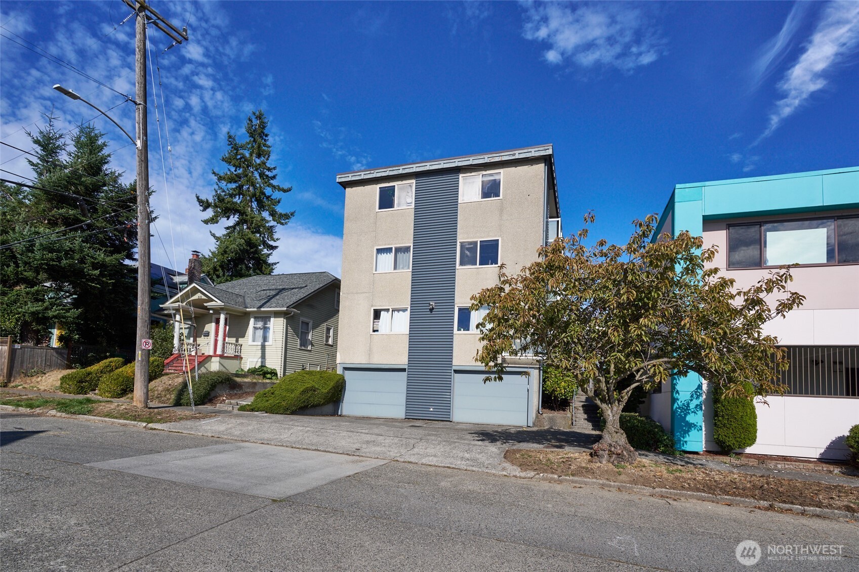812 North 42nd Street, Unit 301 Seattle, WA 98103 - Photo 27 of 29 a view of a house with a yard and plants