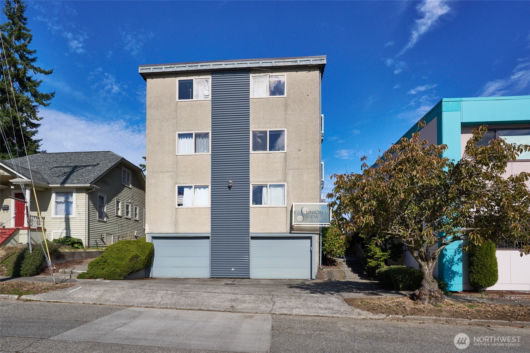 812 North 42nd Street, Unit 301 Seattle, WA 98103 - Photo 28 of 29 a front view of a house with garden