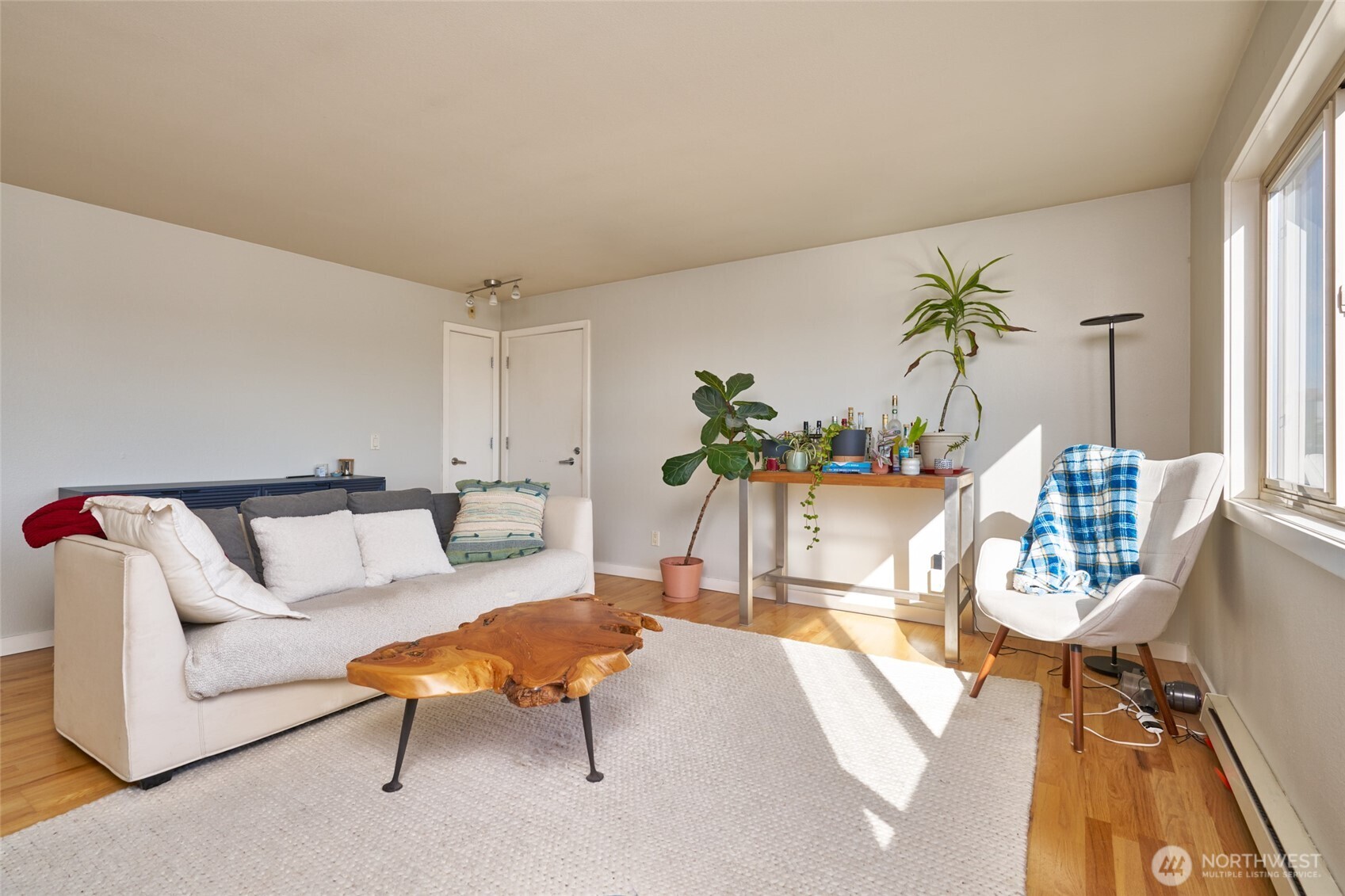 812 North 42nd Street, Unit 301 Seattle, WA 98103 - Photo 6 of 29 a living room with furniture and a table