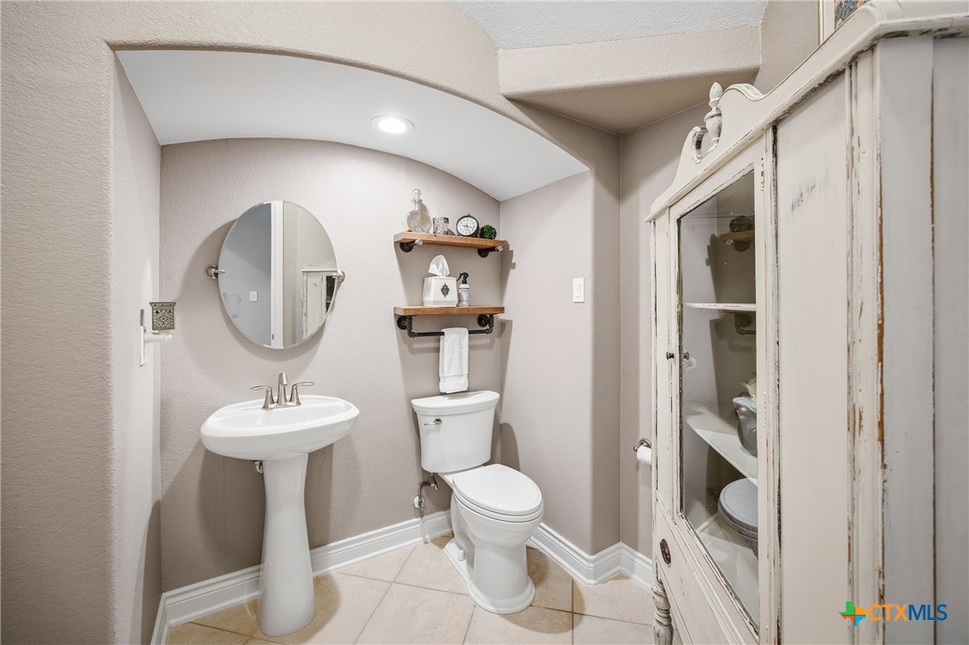 2427 Anderson Point Lane Spring, TX 77388 - Photo 21 of 46 2427 Anderson Point Ln, Spring, TX 77388 - Half bath off foyer