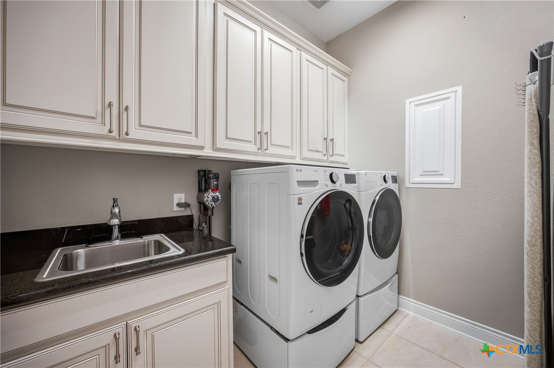 2427 Anderson Point Lane Spring, TX 77388 - Photo 35 of 46 2427 Anderson Point Ln, Spring, TX 77388 - Laundry room with sink and storage