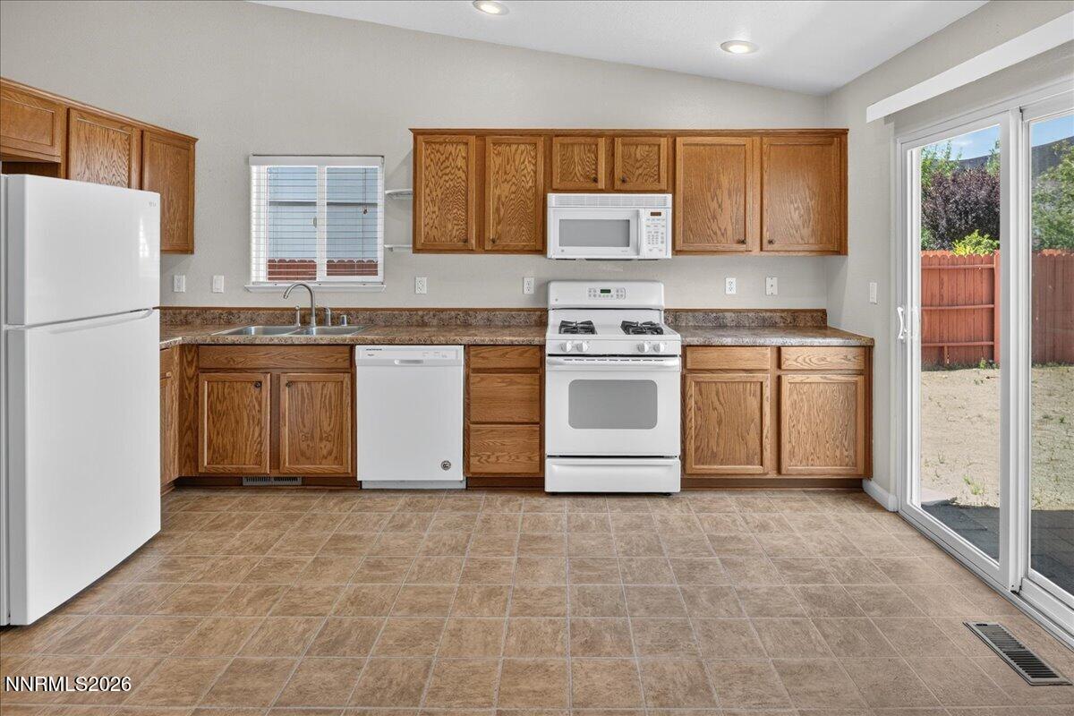 18329 Dustin Court Reno, NV 89508 - Photo 7 of 29 Kitchen