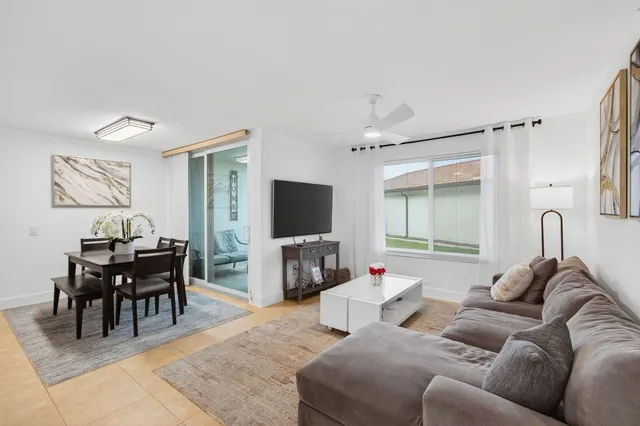 $299,995 | 1202 Villa Circle, Boynton Beach, FL 33435